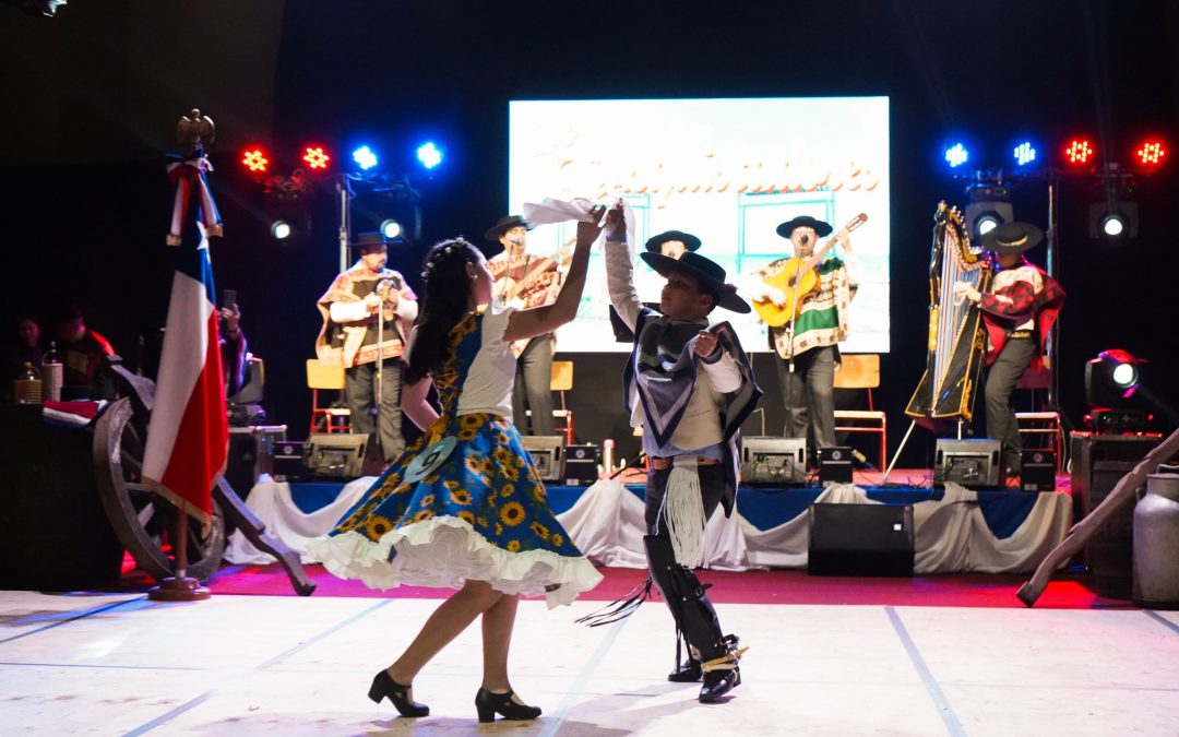ESTUDIANTES PARTICIPAN EN COMUNCAL DE CUECA