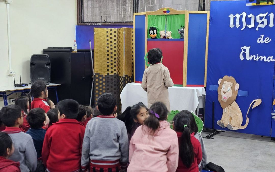 TÍTERES VISITAN LA BIBLIOTECA